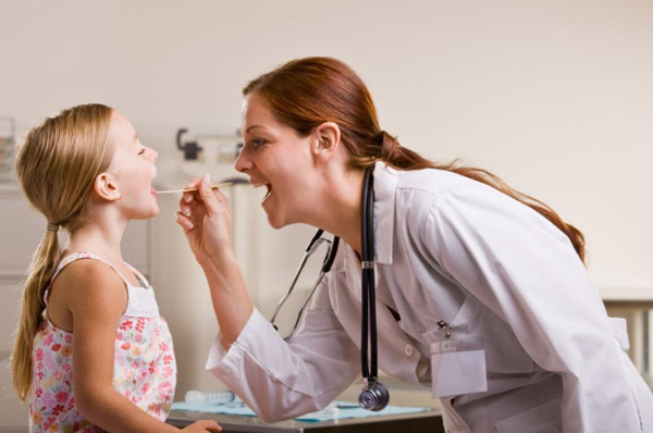 Cần điều trị viêm thanh quản ở trẻ theo chỉ định bác sĩ